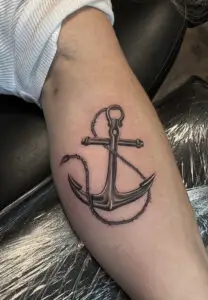 Et klassisk anker med kæde – symbol på stabilitet, ro og styrke. Tatoveret i realistisk stil med fokus på dybde og præcision.fra Tatt Mini