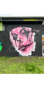 treetart portræt i pink af kvinde med intense øjne og Tattoo Mini-signatur