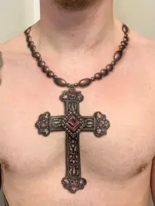 Tatovering af realistisk halskæde med antikt kors om halsen. Fra Tattoo Mini