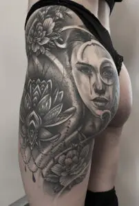 Tatoveringer,Stor black & grey thighpiece med kvindeportræt, tatovør København,blomster og mandala. Lavet af Tattoo Mini
