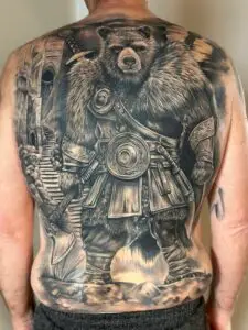 Helrygs-tatovering af en kriger-bjørn i rustning. Tattoo Mini