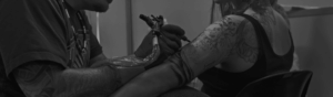 Tatovør i gang med realistisk tatovering af arm, på smuk kvinde – Tattoo Mini København