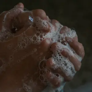 Vask hænder grundigt med sæbe før tatoveringspleje – Tattoo Mini København