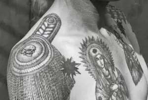 Russisk Sort-hvid skulder og brysttatovering med general og religiøst motiv. Se mere i Tattoo Mini blog