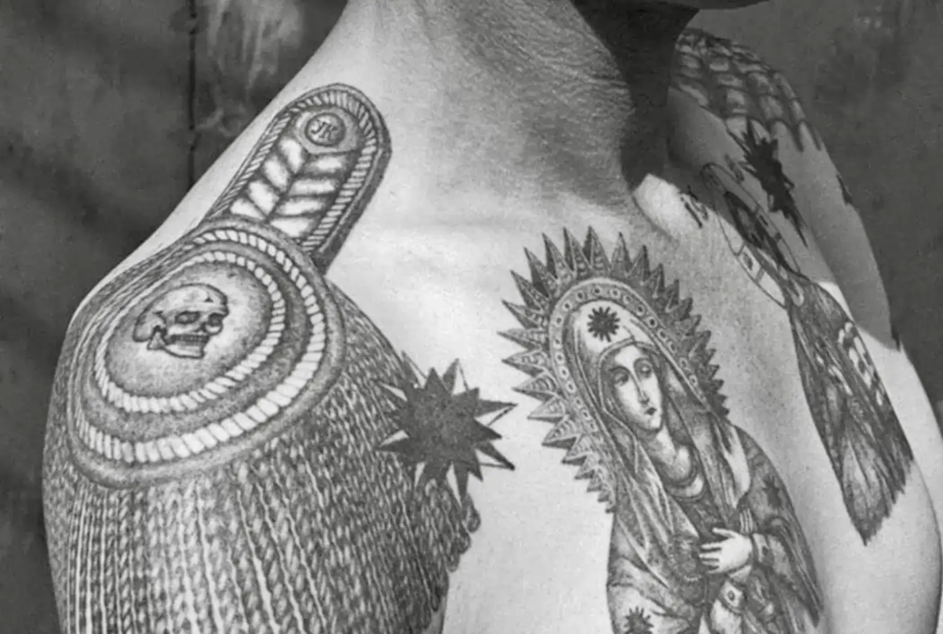 Russisk Sort-hvid skulder og brysttatovering med general og religiøst motiv. Se mere i Tattoo Mini blog