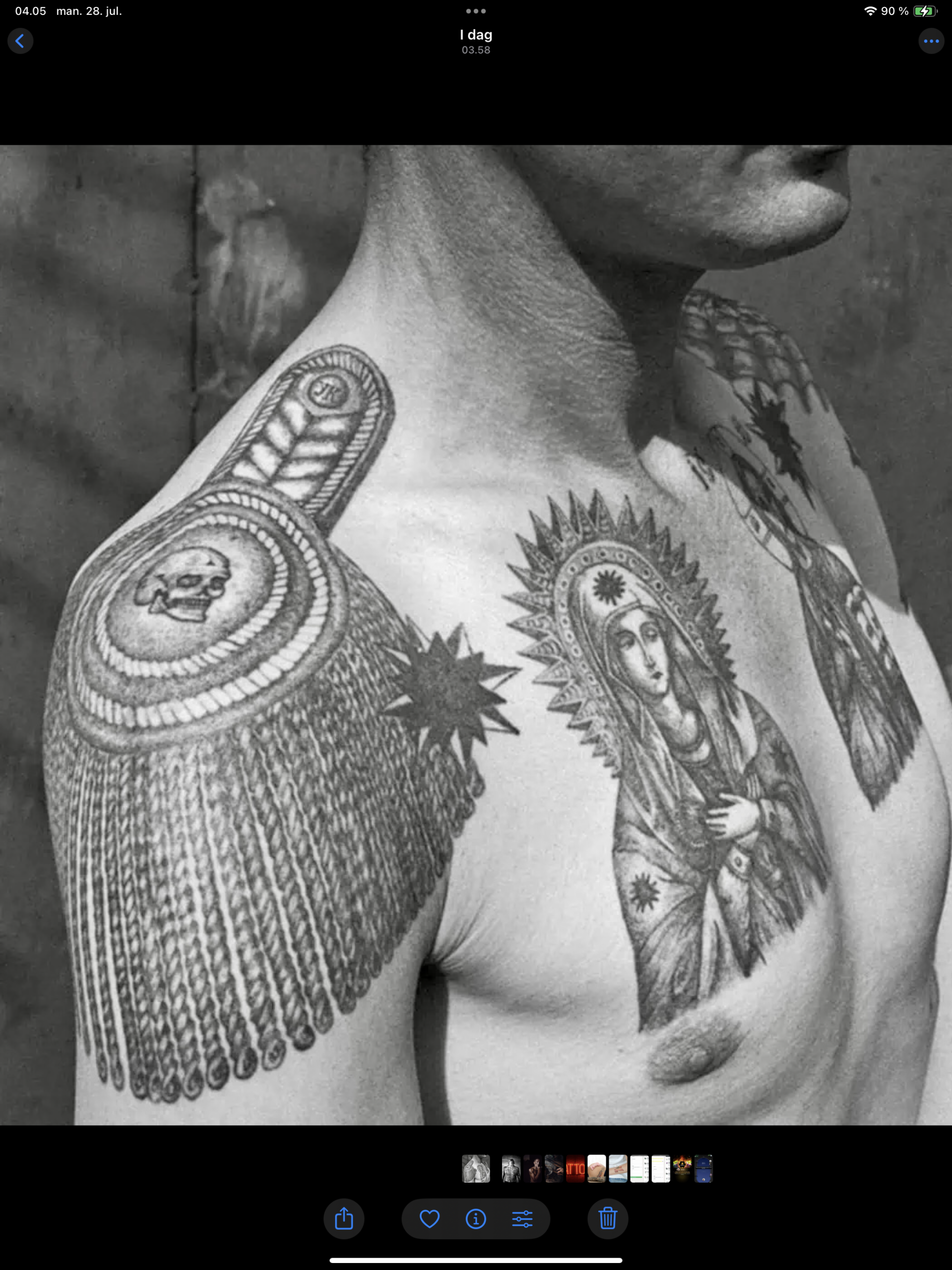 Russisk Sort-hvid skulder og brysttatovering med general og religiøst motiv. Se mere i Tattoo Mini blog