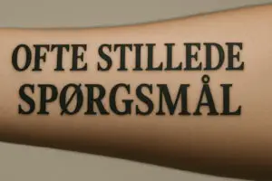 FAQ tatovering – teksten "Ofte stillede spørgsmål" tatoveret på arm af tattoo mini
