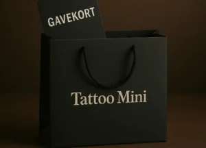 Gavekort tatovering i København. Eksklusivt gavekort fra Tattoo Mini i sort gavepose