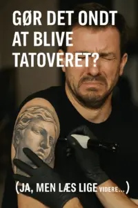 Mand får tatovering på overarmen hos Tattoo Mini,og reagerer på smerten, med teksten “gør det ondt at blive tatoveret”