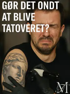 Mand får tatovering på overarmen hos Tattoo Mini og reagerer på smerten, med teksten gør det ondt at blive tatoveret.?