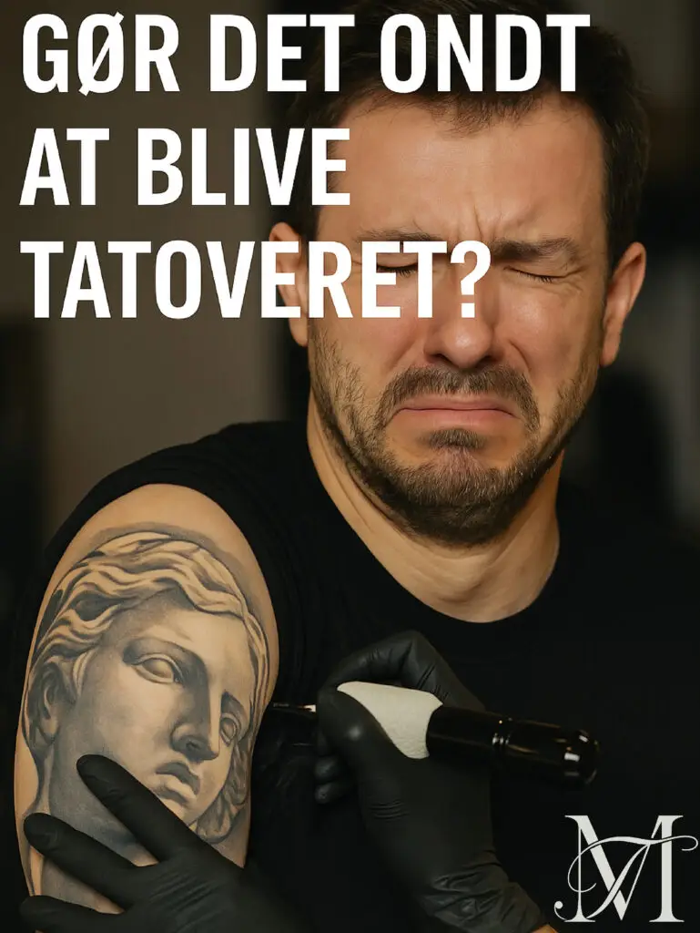 Mand får tatovering på overarmen hos Tattoo Mini og reagerer på smerten, med teksten gør det ondt at blive tatoveret.?