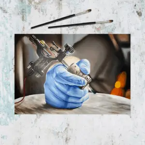 Maleri af hånd med blå handske, der holder en tatoveringsmaskine af Tattoo Mini