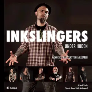 Forsiden af bogen Inkslingers – Under Huden, der portrætterer Tattoo Mini blandt Danmarks bedste tatovører. Udgivet af Turbine Forlag, med foto af Michael “Caddy” Søndergaard.