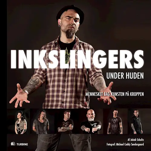 Forsiden af bogen Inkslingers – Under Huden, der portrætterer Tattoo Mini blandt Danmarks bedste tatovører. Udgivet af Turbine Forlag, med foto af Michael “Caddy” Søndergaard.