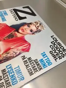 Forside af Z Tattoo Magazine med model og omtale af Tattoo Mini som dansk mester i realisme. Danmarks bedste tatovør