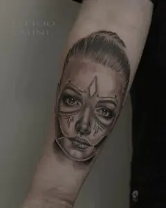 Realistisk portræt tatovering i København udført i black and grey med høj detaljegrad og fotorealistiske øjne af Tattoo Mini