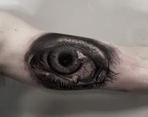 Realistisk øje tatovering i black and grey – eksempel på detaljeret tattoo der kræver tid og præcision. af Tattoo Mini