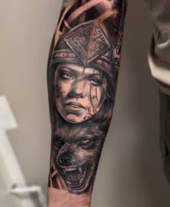 realistisk sleeve tatovering i København med kvindeansigt og ulv i black and grey