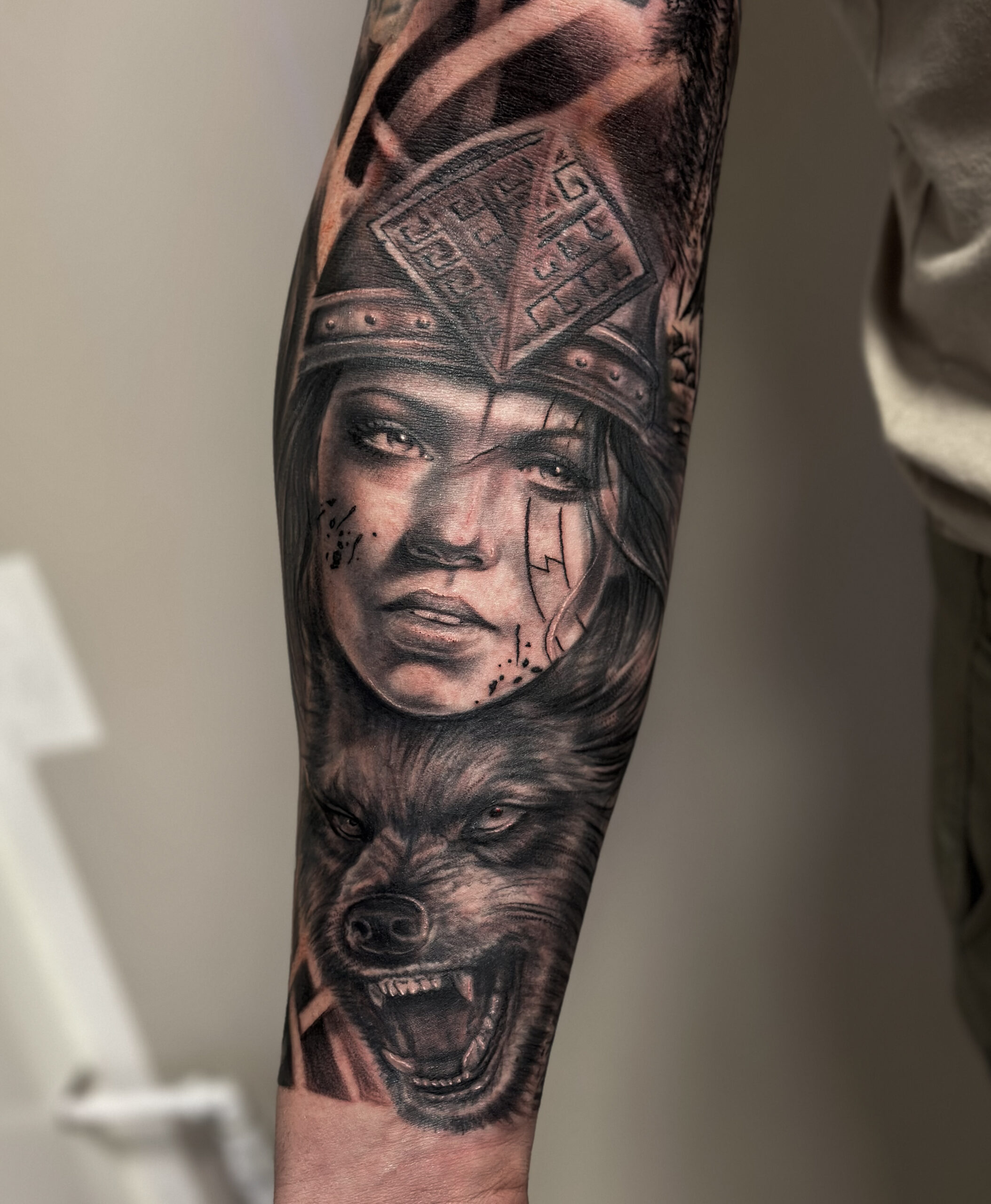 realistisk sleeve tatovering i København med kvindeansigt og ulv i black and grey