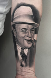 realistisk tatovering Al Capone black and grey tattoo Københavnrealistisk gangster Al Capone tattoo - Black and grey København