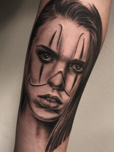 realistisk tatovering af kvinde i black and grey stil udført af tatovør i København