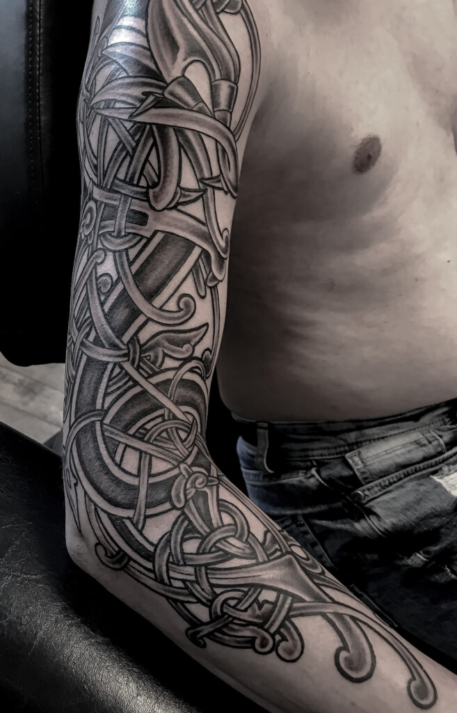 keltisk tatovering i København – black and grey sleeve med detaljeret mønster