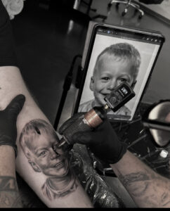 realistisk tattoo .portræt Tatovering af dreng på arm