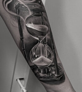 realistisk Timeglas tatovering på arm