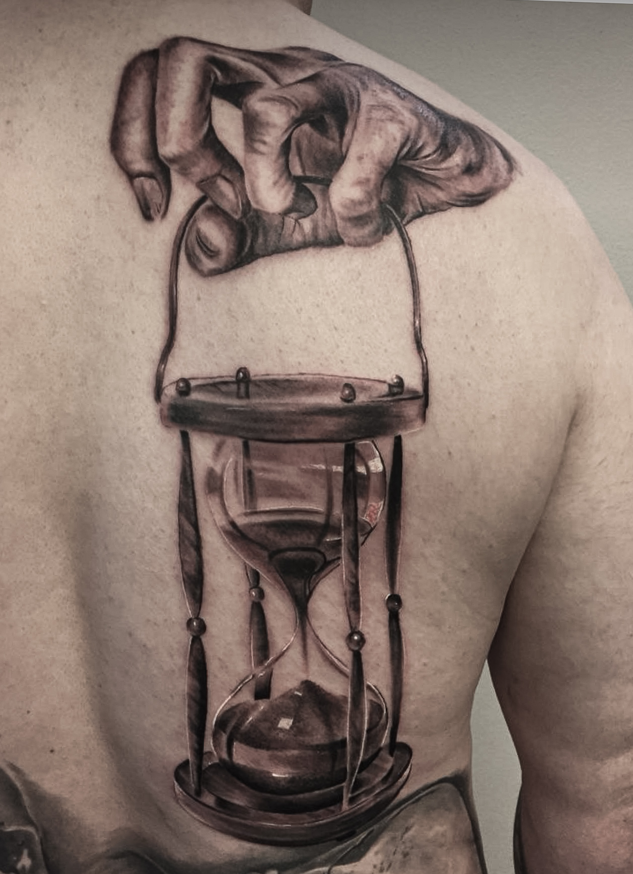 Tatovering af timeglas og hånd