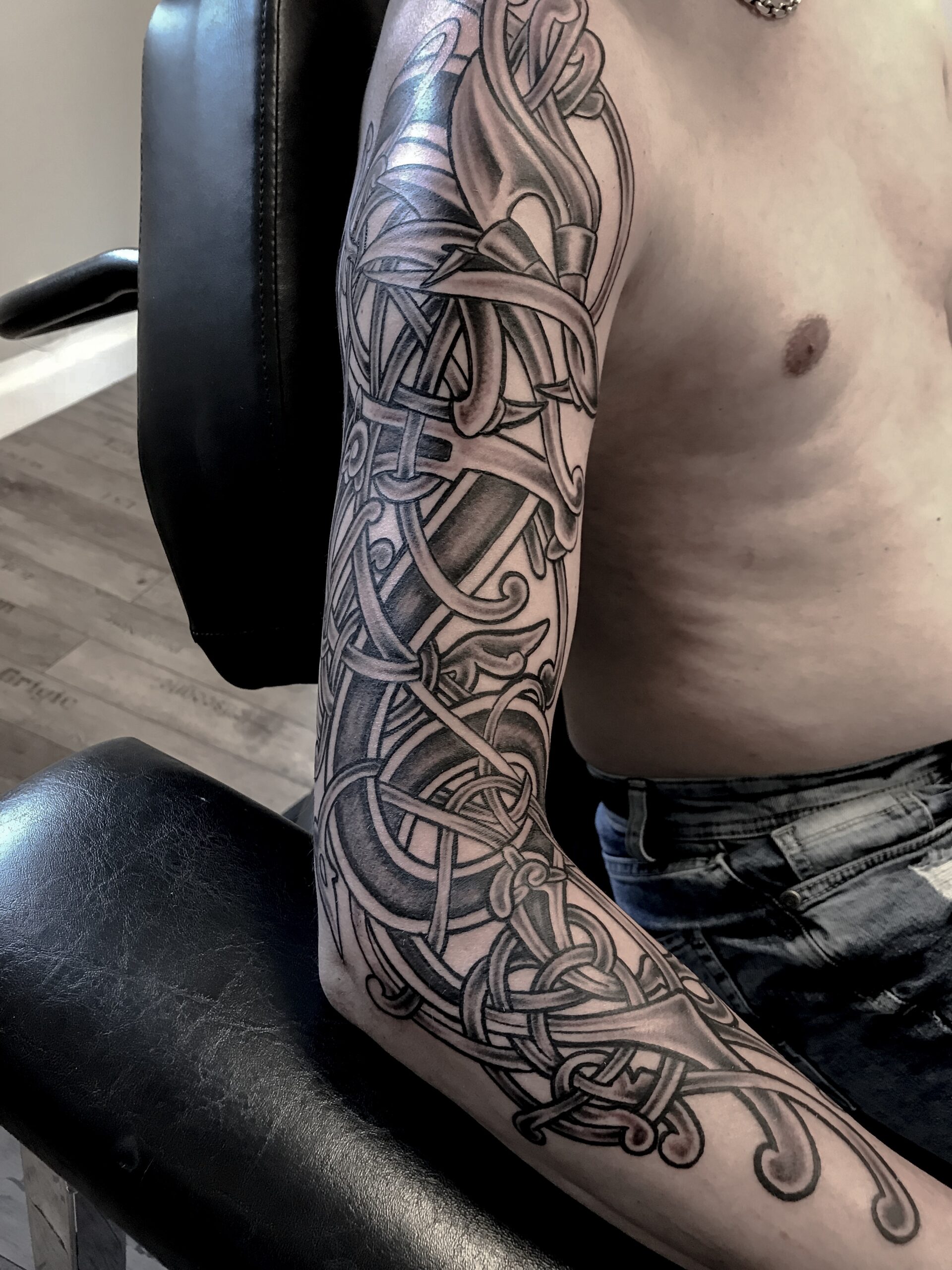 Viking sleeve tattoo med nordiske mønstre og Black and Grey detaljer udført af Tattoo Mini i København