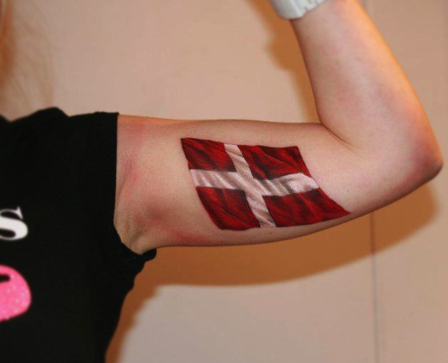 Dansk flag på blogindlæg om hvorfor nogle tatoveringer holder længere end andre.