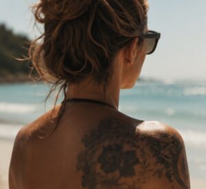 Kan man tage på solferie efter en . kvinde med tattoo på strandtatovering