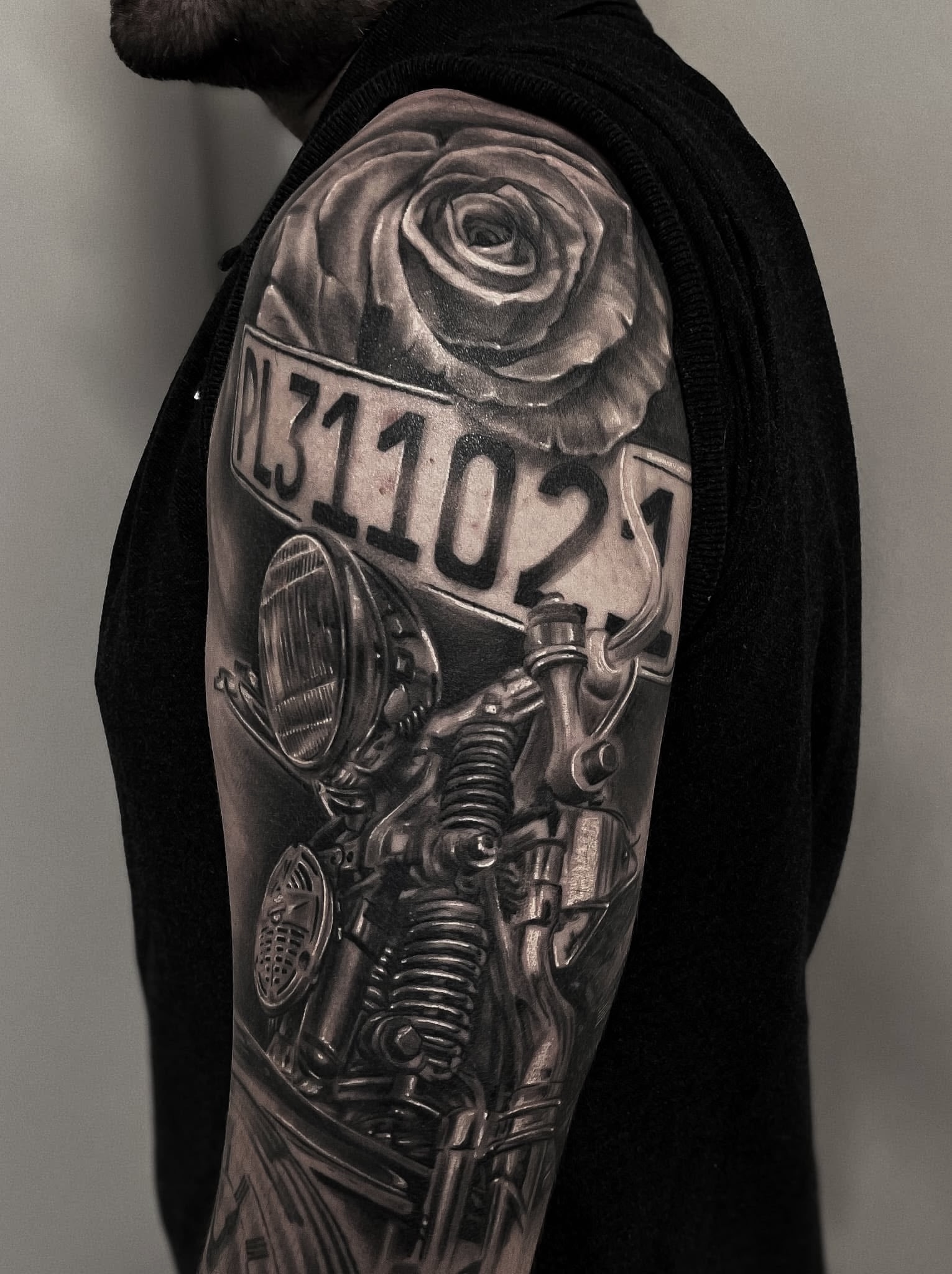sleeve-tatovering harley - rose - nummerplade i sort og grå