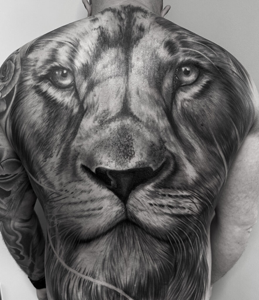 Realistisk tatovering af løvehoved i black & grey med høj detaljegrad