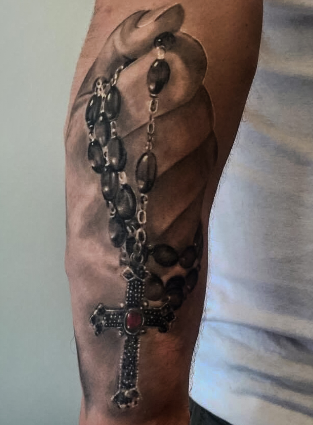 Realistisk tatovering af kæde og smykke i black & grey på underarm