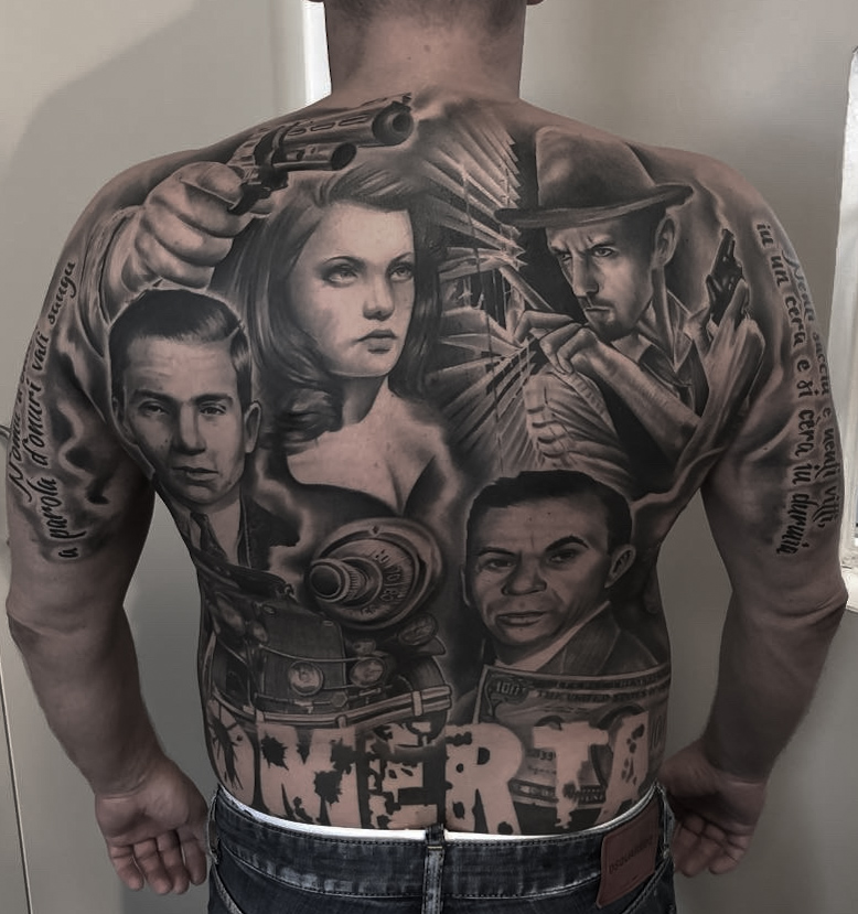 Realistisk black and grey gangster backpiece med portrætter og revolver, udført hos Tattoo Mini