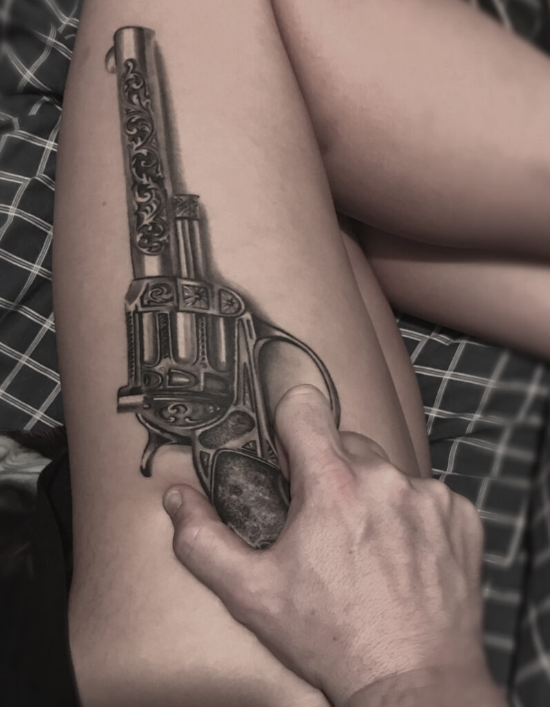 Realistisk black and grey tatovering af pistol, lår, Tattoo Mini