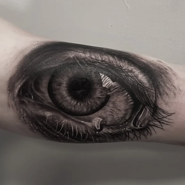 Realistisk tatovering af øje med refleksion og tårer